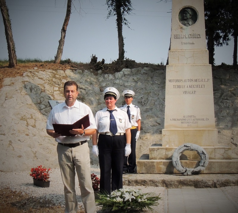 Ismét koszorúk kerültek a Bartal szoborra
