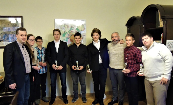 Díjnyertes ifjú birkózóknak gratulált az alelnök