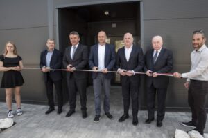 Nemzeti trikolór szalagot vágtak a Sió-híd lábánál