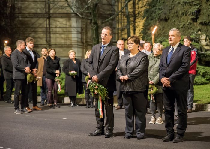 „Ez a föld, melyen annyiszor Apáid vére folyt…”