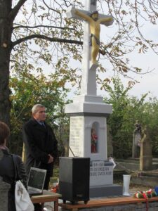 Koszorúk kerültek a szakadáti hősök felújított emlékművére